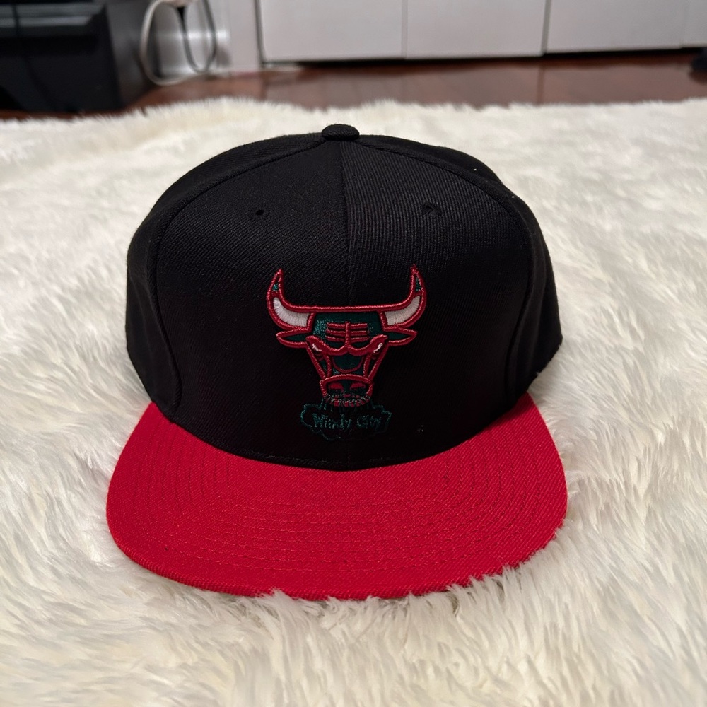 New Mitchell & Ness Chicago Bulls Black and Red Windy City Hat